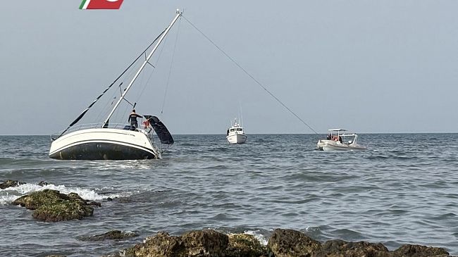 Mazara, imbarcazione di 15 metri si arena sugli scogli. Sospetti su sbarchi migratori