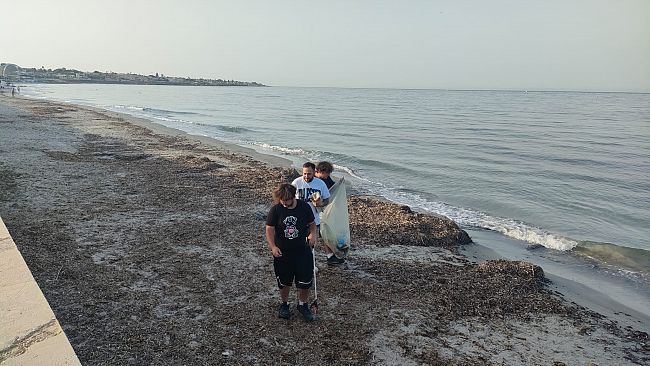 mazara-spiaggia-di-san-vito-pulita-al-mattino-il-lavoro-silenzioso-di-tre-giovani-volontari