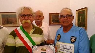 Il maratoneta 80enne Alessandro Bellière fa tappa in città