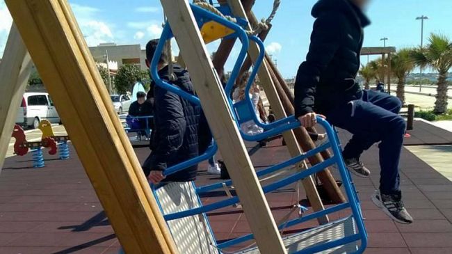 Mazara, alcuni ragazzi si “divertono” con altalena per disabili sul lungomare San Vito.  De imbecillitate humane.