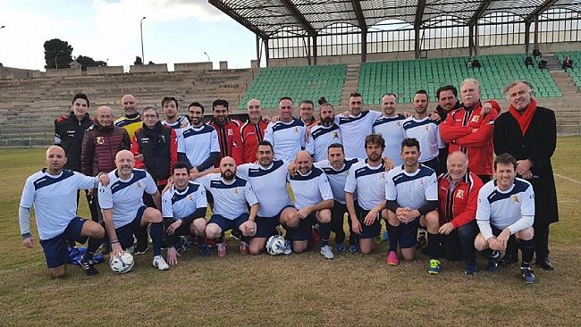 Il gruppo degli amatori Selinunte Italia a Coverciano per un torneo benefico