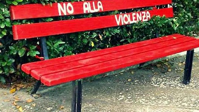 Serena Navetta propone una panchina rossa per Daniela La Gumina sul molo di Selinunte