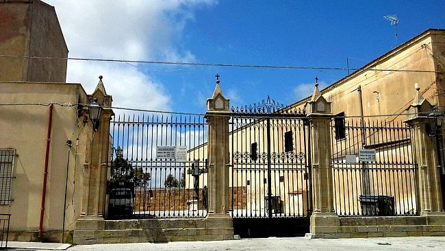 Salemi. Una corona di fiori al cimitero comunale in memoria dei defunti