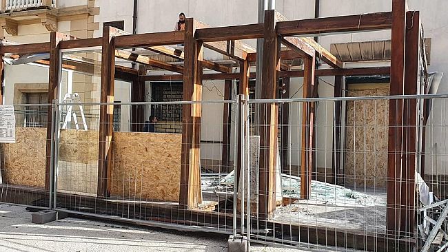 Partite le operazioni di smontaggio del gazebo nel Sistema delle Piazze