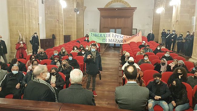 video-il-prefetto-di-trapani-in-visita-ai-familiari-dei-pescatori-sequestrati-a-bengasi