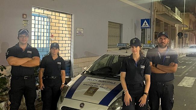 Mazara, scippo sul lungomare Mazzini, la PM ferma e denunciati due giovani. Refurtiva restituita al proprietario