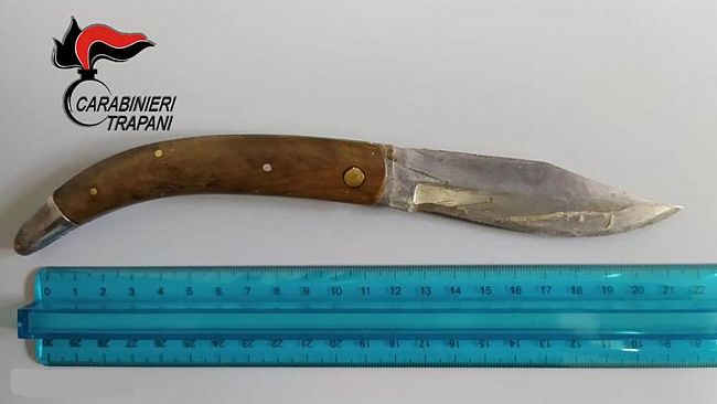 Marsala. con un coltello fuori dal Palazzo di Giustizia: denunciata una 39enne