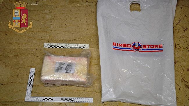 Scappa dopo aver gettato un chilo di cocaina: pusher arrestato dalla Polizia