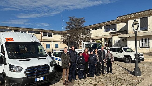 Montevago rinnova il parco auto comunale: già in servizio scuolabus elettrico e auto polizia municipale