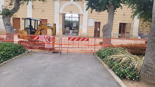 Mazara, ripresi i lavori di sistemazione dell'area centrale d'ingresso del cimitero 