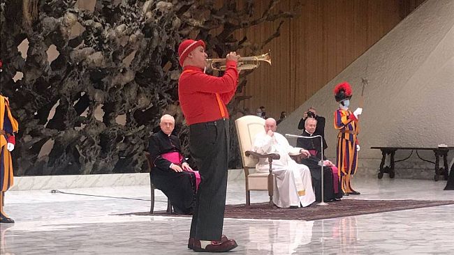 L'artista trapanese Gianni Bisbini si esibisce in Vaticano per Papa Francesco