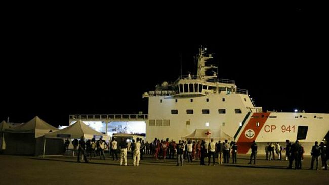 Migranti, Mattarella autorizza lo sbarco. Due indagati