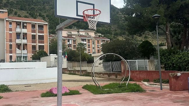 bella-sorpresa-al-parco-baden-powell-di-castellammare-installato-un-canestro-di-basket