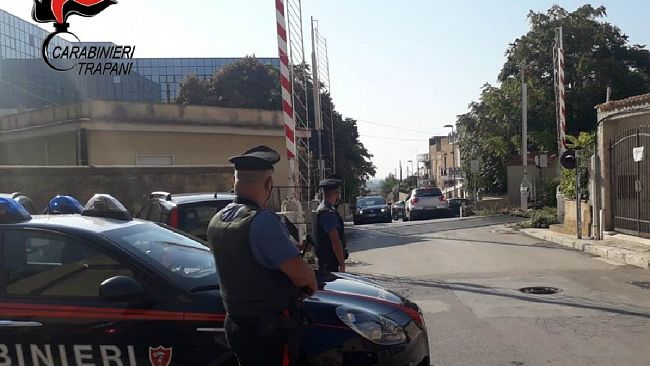 Castelvetrano: danneggia passaggio a livello in chiusura e rimane incastrato