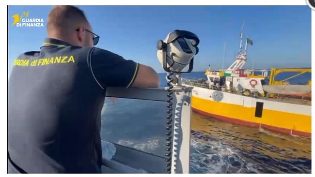 Sequestrato un peschereccio con sostanze illegali al largo delle coste marsalesi