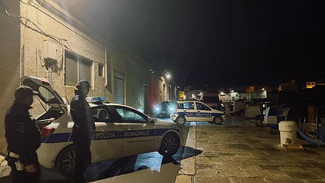 Mazara, blitz notturno della Polizia Municipale in Piazzetta Scalo: multe, sequestri e due patenti ritirate