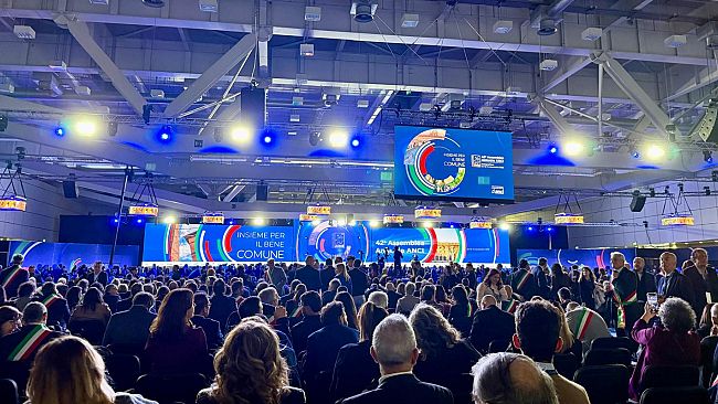 delegazione-alcamese-con-in-testa-il-sindaco-surdi-a-bologna-per-lassemblea-nazionale-dellanci