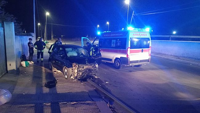 Mazara, nella notte Fiat 500 fuori controllo in via Archi: abbattuto un palo della luce, ferita una donna
