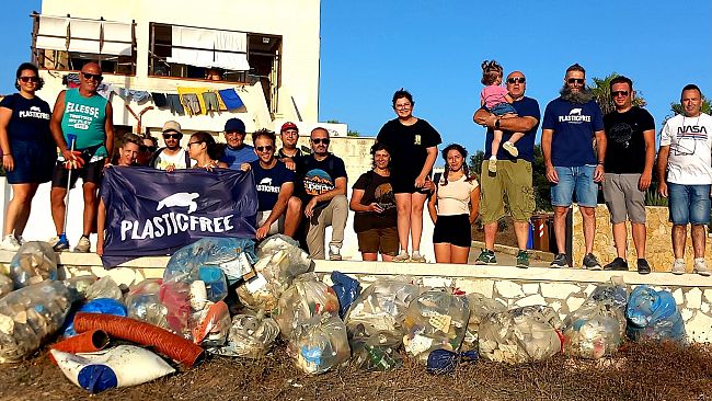 Mazara, volontari ripuliscono dalla plastica un tratto della costa di Quarara