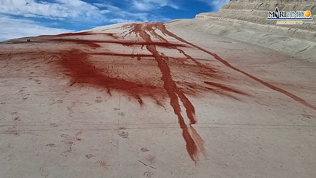 Sciacalli hanno sfregiato la marna della Scala dei Turchi