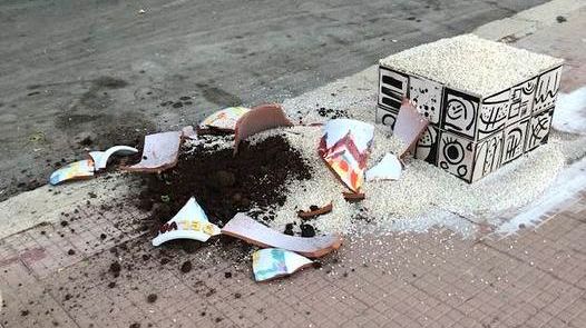 Mazara, atto vandalico sul lungomare: distrutto un vaso in ceramica