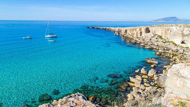 Isole Egadi, Vietato circolare in costume o a torso nudo