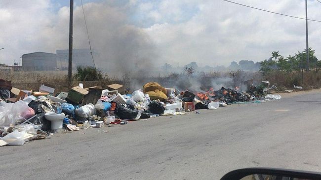 Mazara, il Gabibbo in una piazza pulita di una Città invasa dalla spazzatura e da odori vomitevoli.