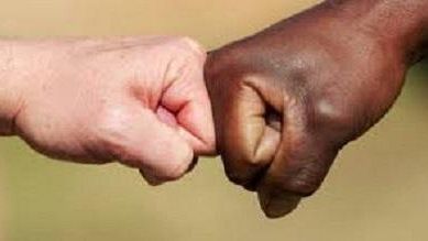 La rabbia e il dolore per Emmanuel. E il nostro silenzio complice.