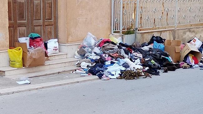 Mazara, continua l’incivile deposito di vestiti usati fra le vie Casa Santa e Gobetti. Ecco a chi rivolgersi…
