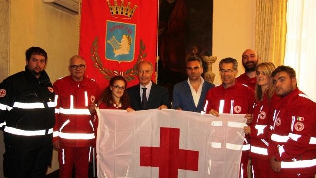 La Croce Rossa di Marsala ha consegnato la bandiera al Sindaco