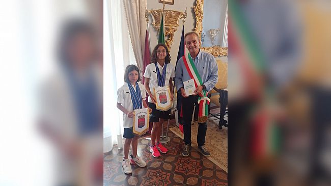 Le campionesse di nuoto Aurora Buongiorno ed Edvige Gavini ricevute dal sindaco