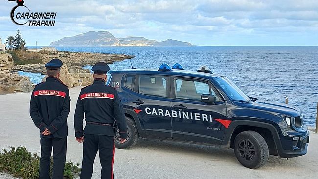 I Carabinieri fermano 10 migranti a Favignana: scatta l'arresto per un 34enne già espulso