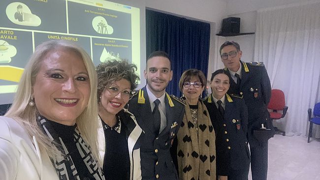 la-guardia-di-finanza-incontra-le-classi-seconde-della-scuola-secondaria-di-i-grado