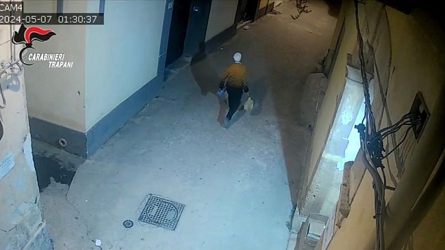 Mazara, identificato e denunciato l'autore dell'incendio all'ingresso di Casa Tunisia