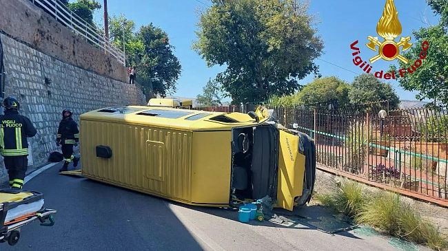 ​Si ribalta scuolabus con 21 persone a bordo: due bambini tra i feriti