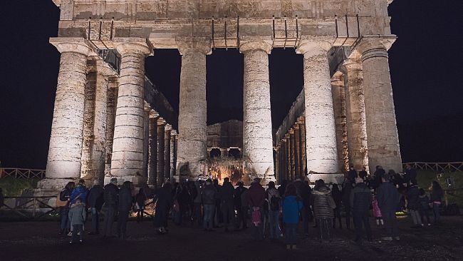 Il presepe vivente di Custonaci tra le colonne del Tempio di Segesta