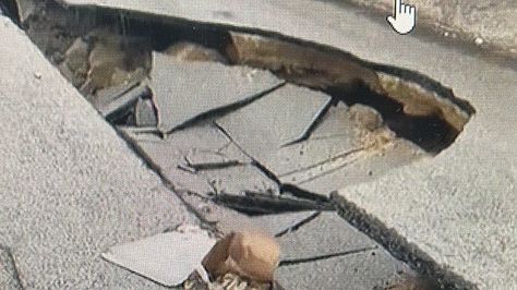 Crolla una porzione di asfalto nella via 71 a Triscina, famiglie impossibilitate ad entrare a casa