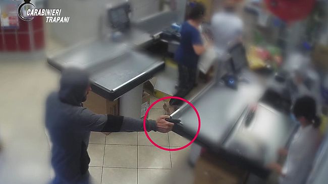 Trapani, rapina un supermercato armato di pistola. Arrestato 29enne