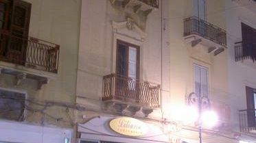 Maltempo e forte vento di scirocco. Pezzi di cornicione si staccano da un’abitazione di Corso Umberto