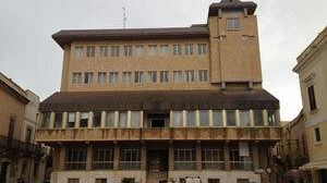 Fermi i lavori di restyling del palazzaccio comunale