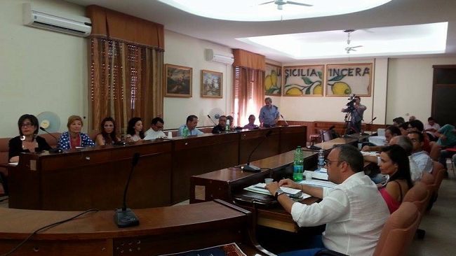 Campobello di Mazara, maggiori servizi ma rimangono invariate le tariffe IMU, Tari e Tasi. Così ha deciso il Consiglio comunale. Si dimette l’assessore Parrinello