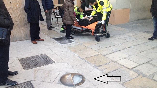 Pericolo per pedoni in piazza Repubblica, signora ferita. (Autoambulanza arrivata da Campobello). Il problema del basolato-killer