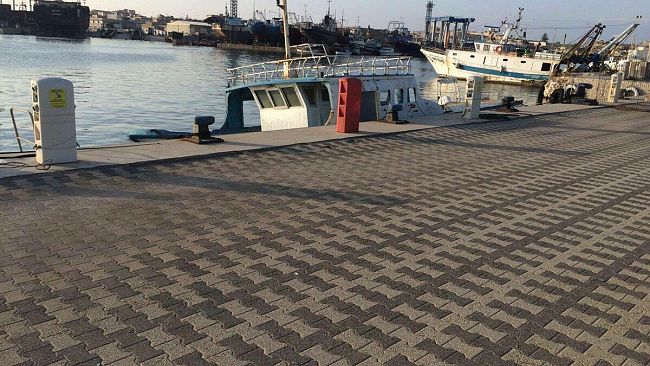 Barca affondata nella banchina in concessione alla Lega Navale di Mazara. Chi pagherà i costi della rimozione e di eventuali danni ambientali?