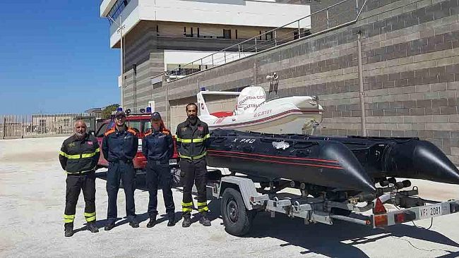 Immigrazione clandestina: gommone sequestrato dalla Guardia Costiera assegnato al comando provinciale dei Vigili del Fuoco