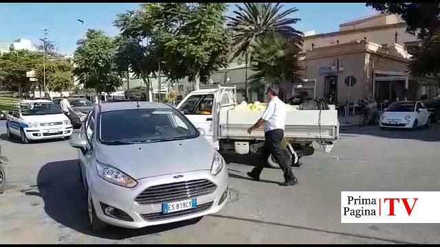 VIDEO – Mazara, incidente a catena sul lungomare per un mancato stop. Ferito un uomo