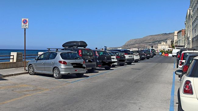 Trapani, prosegue il parcheggio selvaggio alla litoranea