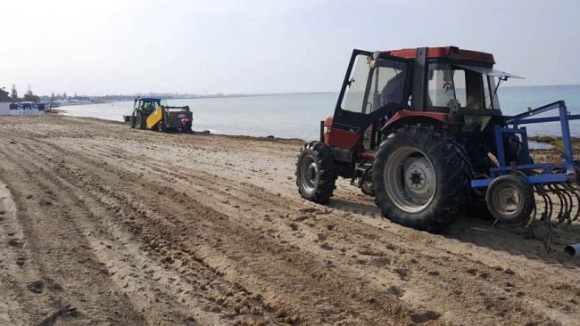 Mazara, prosegue la pulizia della spiaggia
