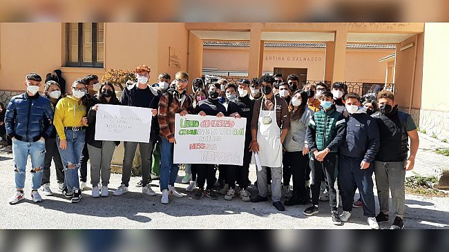 La protesta degli alunni dell’Ist. “Abele Damiani”