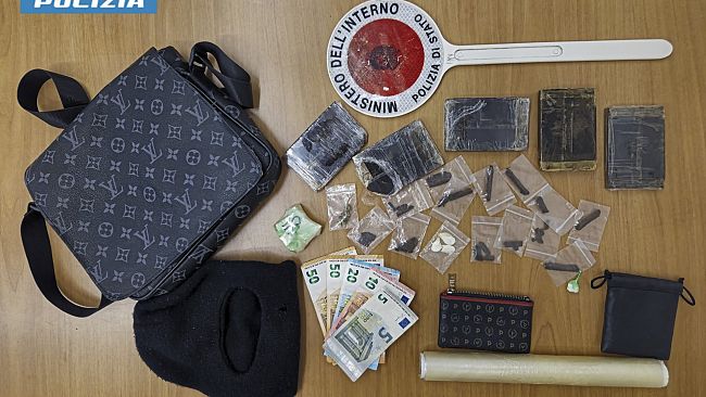 La Polizia arresta due pregiudicati stranieri in possesso di un ingente quantitativo di hashish, cocaina e marijuana