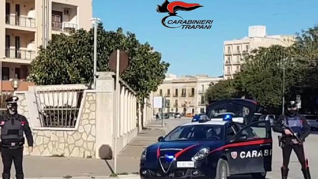 Causano incidente con una moto rubata e scappano via